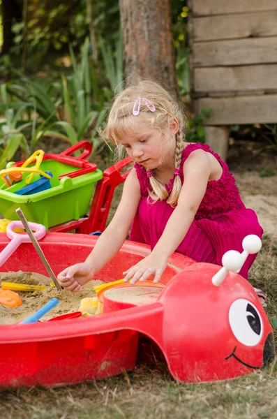 Menina brincando com formas — Fotografia de Stock