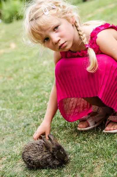 Дівчина з кроликом — стокове фото
