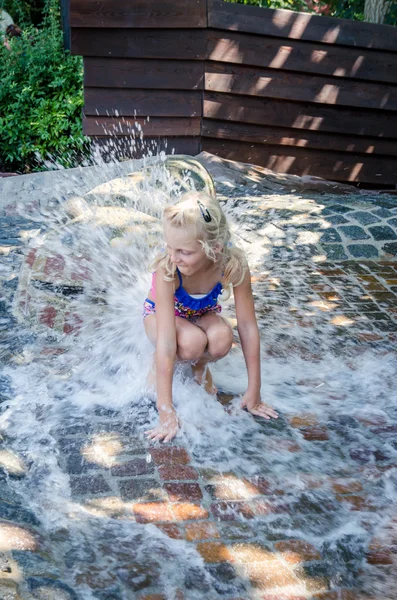 Chica jugando con el agua —  Fotos de Stock