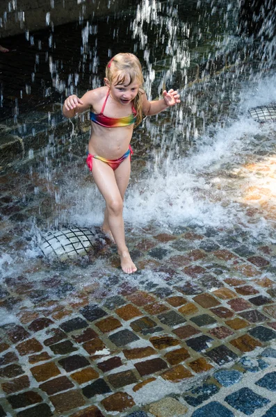 Chica jugando con el agua —  Fotos de Stock