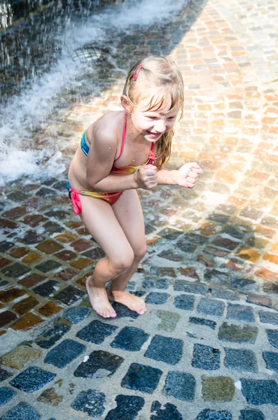 Menina brincando com água — Fotografia de Stock