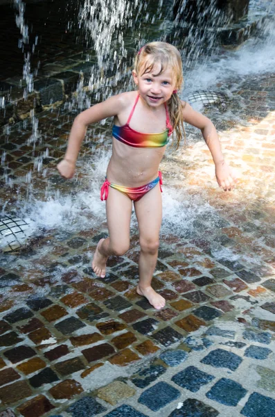 Niño en el parque acuático del agua —  Fotos de Stock