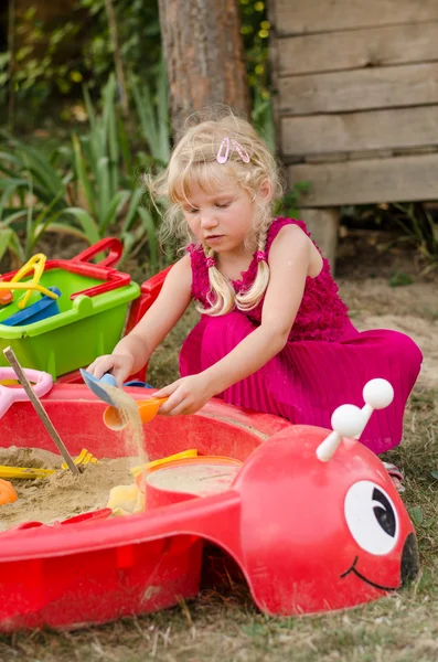 Menina jogando no parque infantil — Fotografia de Stock