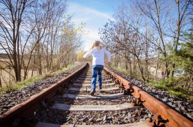 Demiryolu çalışan çocuk