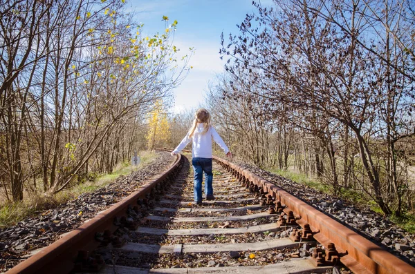 Dzieci stojąc w kolejowych — Zdjęcie stockowe