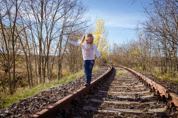 Demiryolu üzerinde yürüyen çocuk