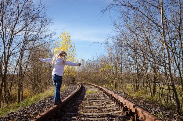 Demiryolu üzerinde yürüyen çocuk