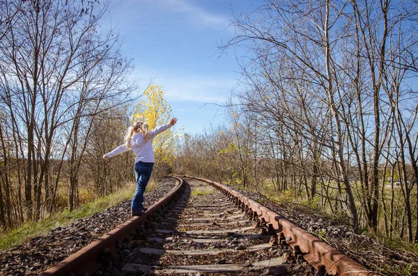 在铁路上行走的孩子 — 图库照片