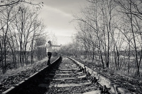 Enfant marchant sur le rail — Photo