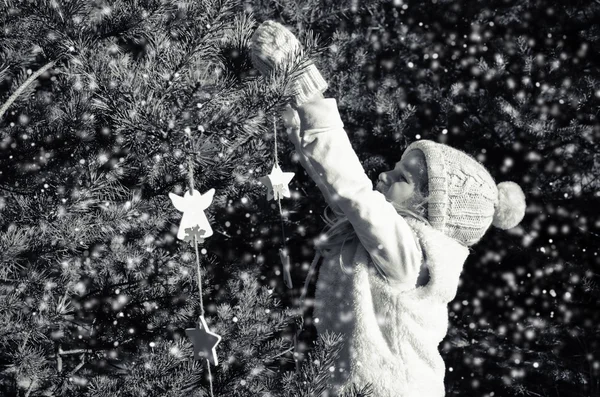 Kız Noel dekorasyonu yapma — Stok fotoğraf