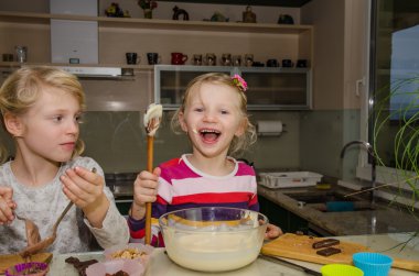 Çocuk bir kepçe yalama