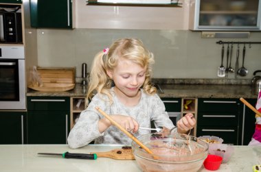 mutfakta yardım çocuk