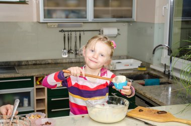 Mutfakta mutlu çocuk