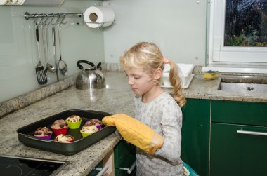 Kek ile küçük çocuk