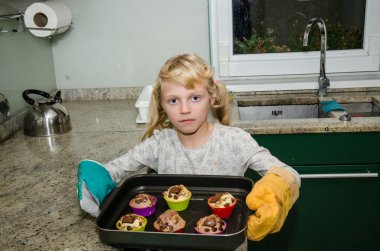 Kek ile küçük çocuk