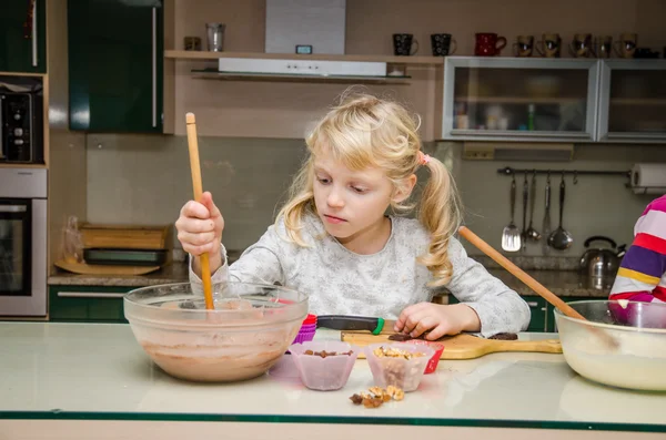 Menina bonito cozinhar — Fotografia de Stock