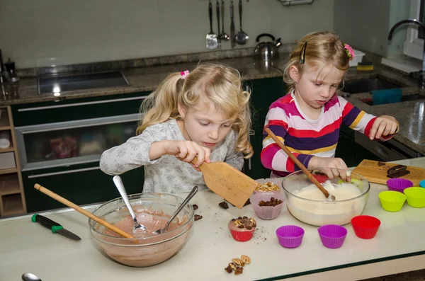 Meninas fazendo muffins — Fotografia de Stock