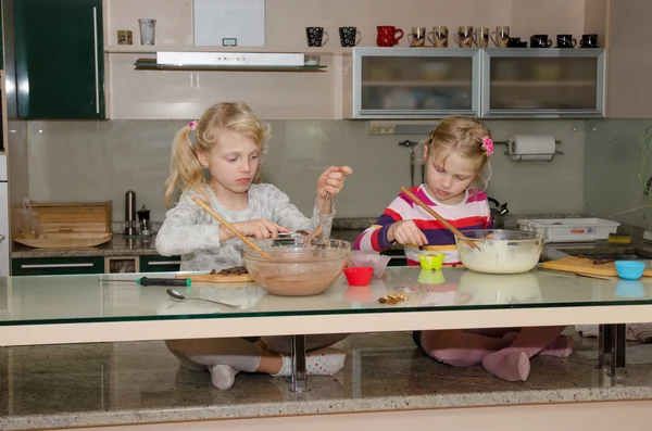 Meninas fazendo muffins — Fotografia de Stock