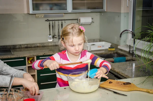 Cozinhar criança com massa — Fotografia de Stock