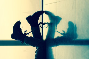 Ayakkabı ve kendi yansıma