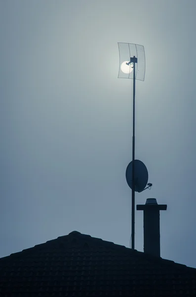 Nacht maanlicht en huis dak — Stockfoto