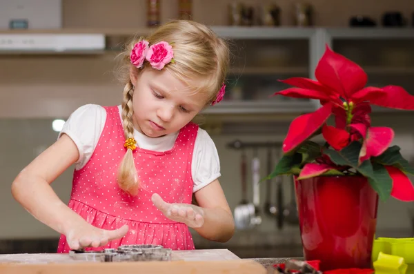 Linda menina na cozinha e flor de Natal — Fotografia de Stock