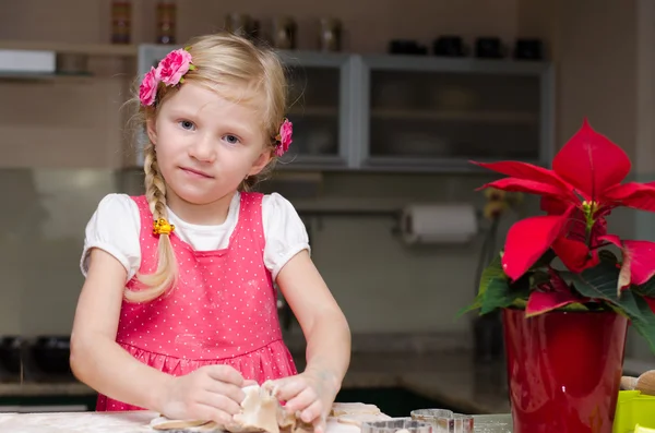 Linda menina na cozinha e flor de Natal — Fotografia de Stock