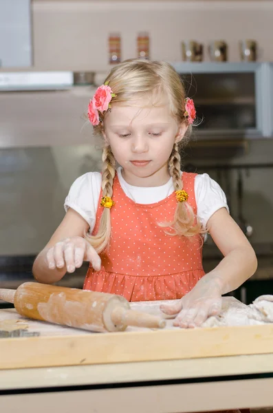 Criança trabalhando na cozinha — Fotografia de Stock