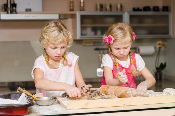 Criança trabalhando na cozinha — Fotografia de Stock