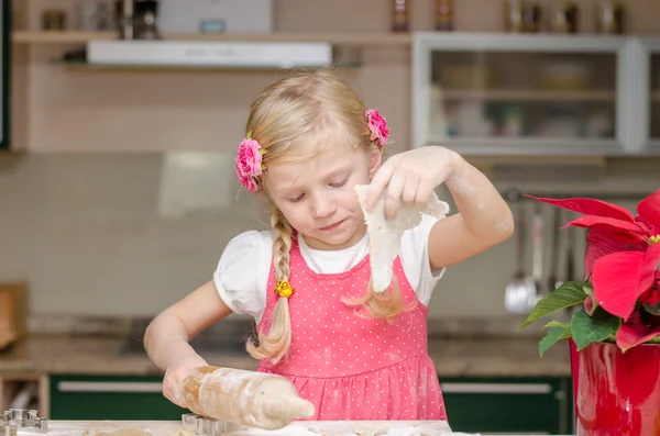 Menina linda feliz cozinhar — Fotografia de Stock