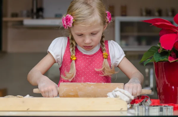 Criança trabalhando na cozinha — Fotografia de Stock