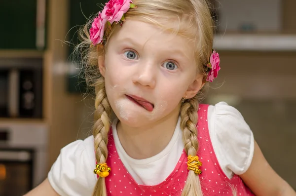 Lovely little girl in kitchen — Stock Photo, Image