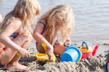 Sahilde oynayan çocuklar.