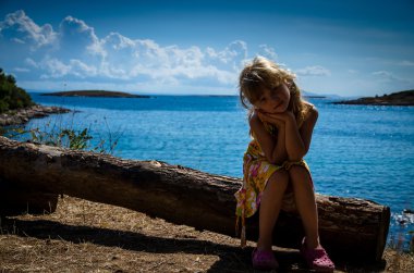 mavi deniz ve çocuk