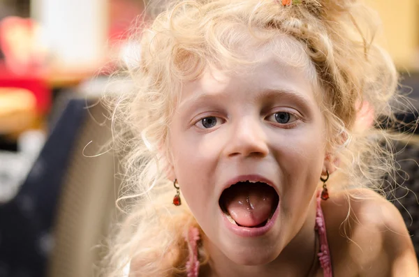 Menina loira gritando — Fotografia de Stock
