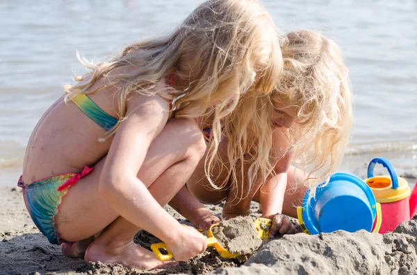 Brincando na praia arenosa — Fotografia de Stock