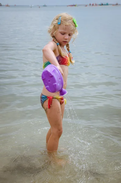 Criança na água — Fotografia de Stock