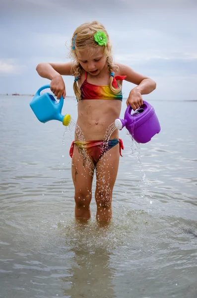 Criança derramando água — Fotografia de Stock
