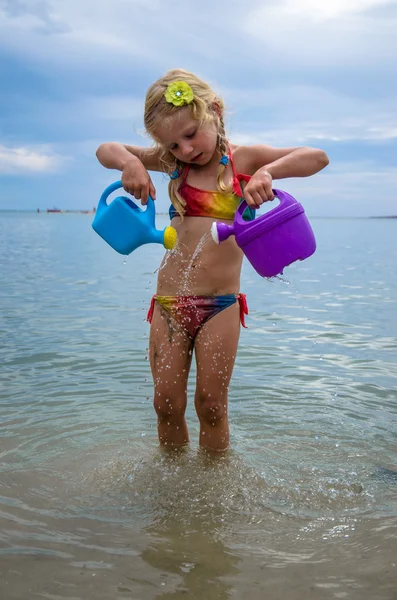 Menina feliz jogando — Fotografia de Stock