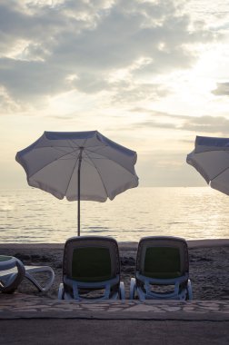 plaj şezlong ve şemsiye