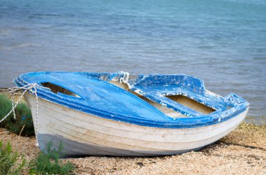 terk edilmiş ahşap tekne 