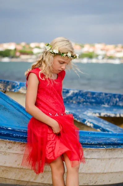 Menina bonita e barco — Fotografia de Stock