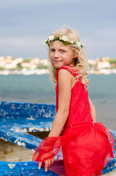 Gelukkig meisje poseren — Stockfoto