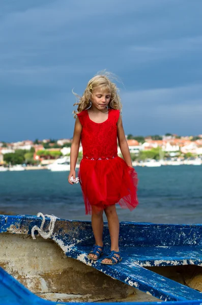 Mooi meisje op oude boot — Stockfoto