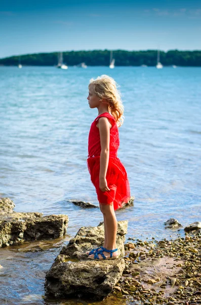 Sziklás part oldalnézetből a lány — Stock Fotó