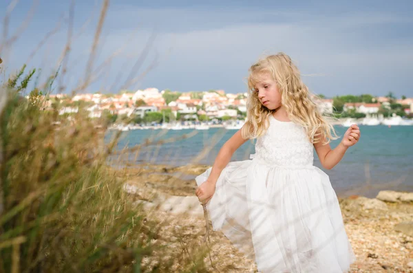 Vacker flicka i havet — Stockfoto