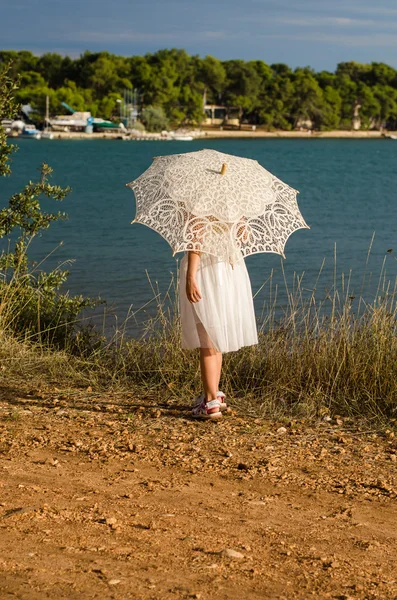 Flicka med parasoll — Stockfoto