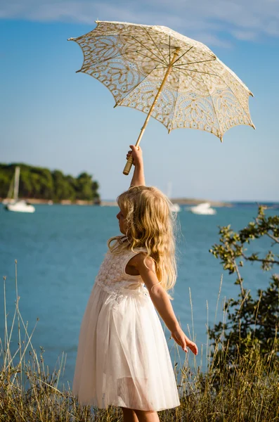 Flicka som poserar med parasoll — Stockfoto