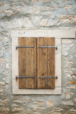 kapalı ahşap pencere 
