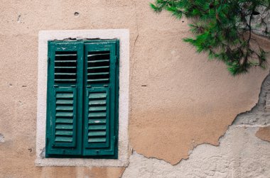 Yeşil perde kapalı pencere 